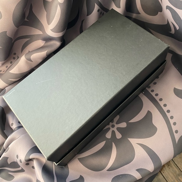 Authentic Gucci Black & White Gift Box - Picture 8 of 9